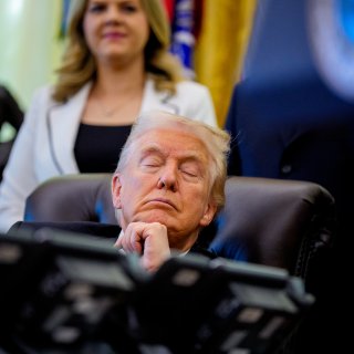 Nu de man die Biden al ja­ren ‘Sleepy Joe’ noemt zelf indut, halen Democraten hun gram: ‘Dozy Don’