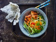 Wat Eten We Vandaag: Papaja-mangosalade met geroosterde zalm & crispy rijstvellen