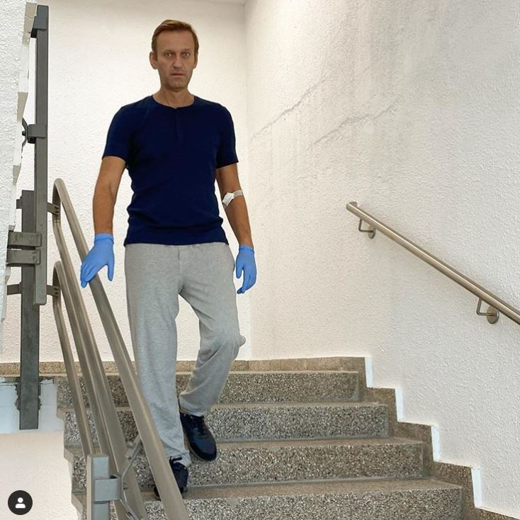 Een trap oplopen is nog lastig voor Nalavny maar trap af lukt alweer aardig, schreef de Russische oppositieleider bij deze foto van hem in het Charité-ziekenhuis in Berlijn die hij vanmiddag op zijn Instagram plaatste.