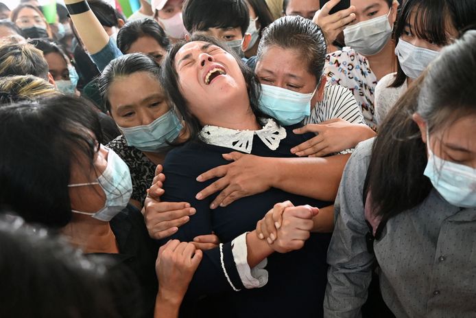 Een moeder tijdens de begrafenis van haar zoon, die omkwam bij de protesten.