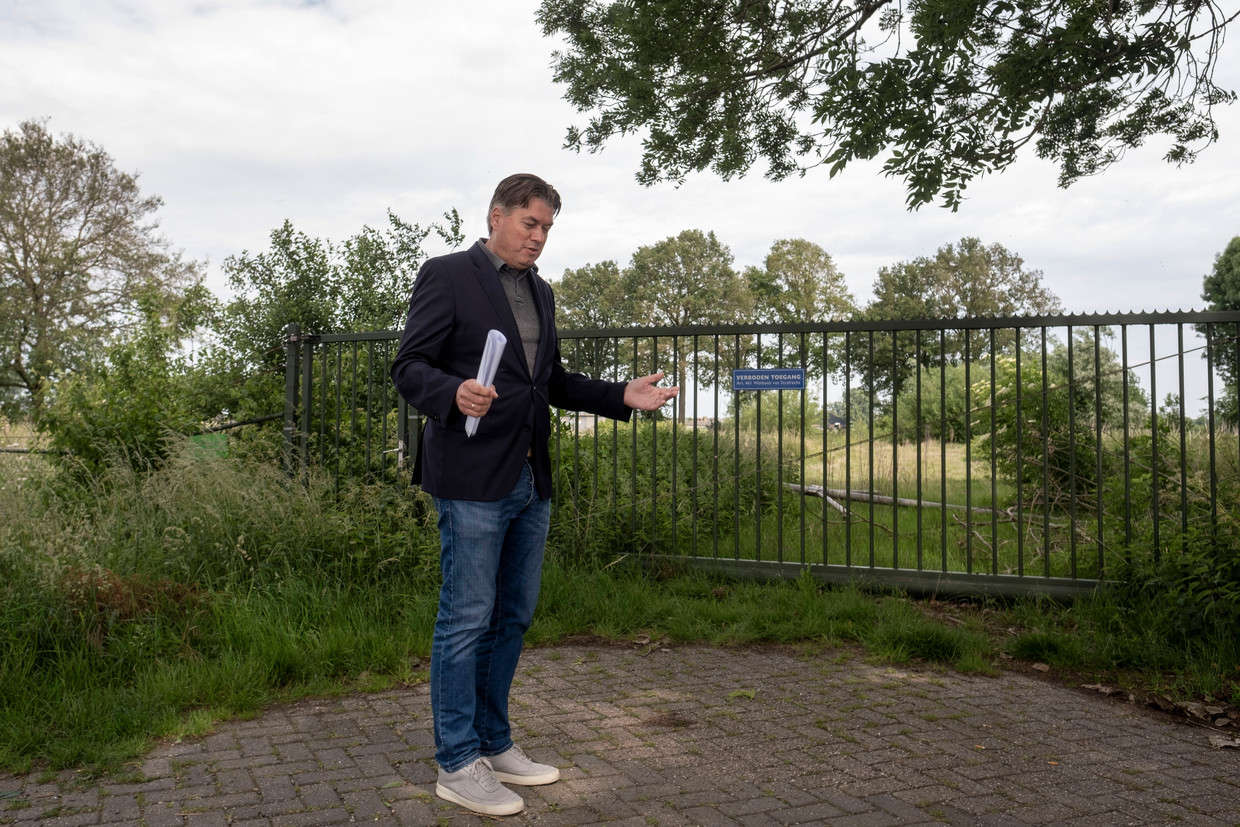 Edwin Rijkse bij het terrein waar defensie een grote luchtverdedigingsradar wil plaatsen.  Beeld Merlin Daleman