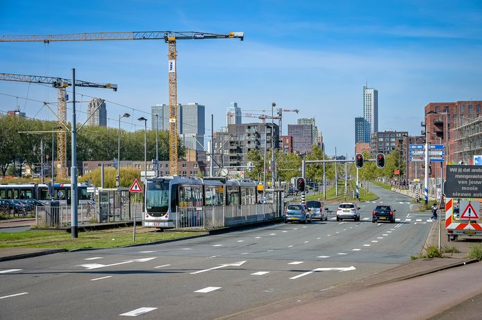 De Roseknoop, het drukke kruispunt bij de 2e Rosestraat en de Laan op Zuid in Rotterdam, wordt compleet vernieuwd. De veelgebruikte weg van en naar het centrum gaat 1,5 jaar op slot. Ook de trams 20, 23, en 25 rijden al die tijd niet.