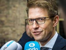 Minister Dekker over Teeven: Potige kerel, die houdt orde en rust in de bus