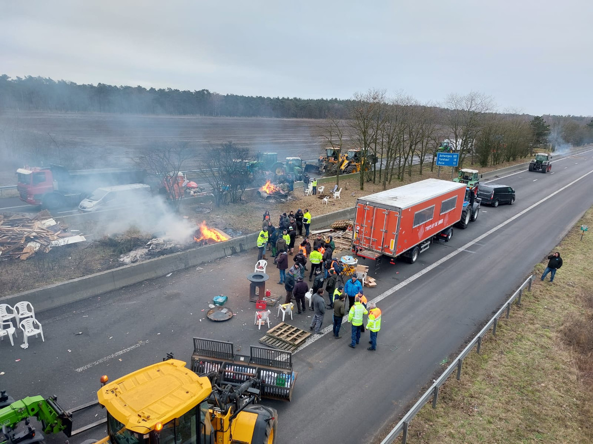 In beeld: het boerenprotest bij de grensovergangen op de E19, A4 en A67 ...