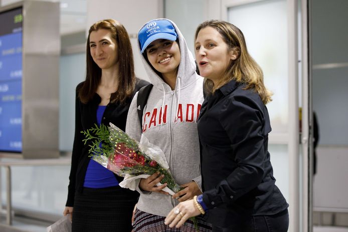 De 18-jarige Rahaf Mohammed al-Qunun (midden) is aangekomen in Canada. Daar werd ze verwelkomd door Chrystia Freeland (r.), de Canadese minister van Internationale Handel.