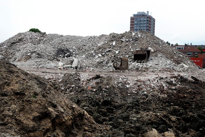 Enorme bergen puin in de Haarwijk. De Torenflat steekt er net bovenuit.