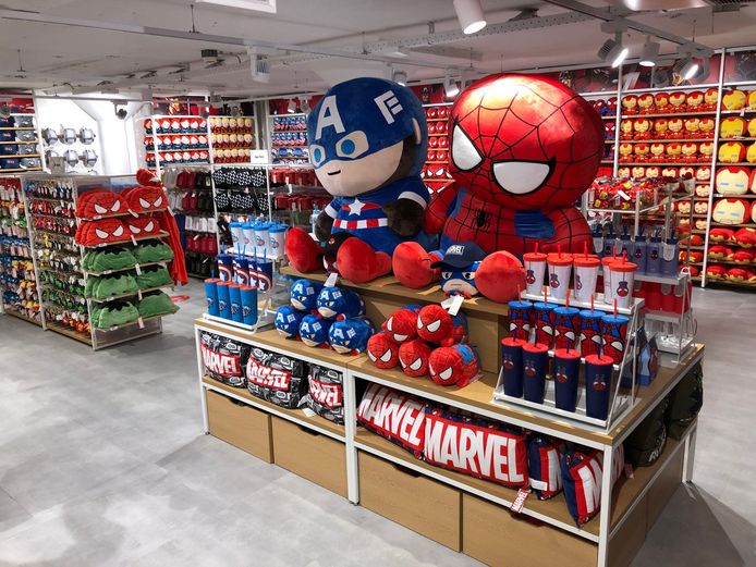 De Miniso-winkel in Eindhoven heeft een ruim aanbod aan Marvel-artikelen. Zoals Spiderman-knuffels.
