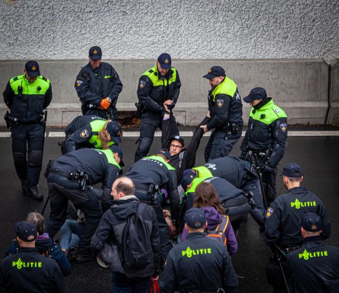 Lucas Winnips (47) werd eerder tijdens de blokkade van de Utrechtsebaan meegenomen door politie.