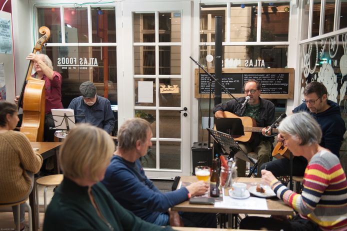 Fita  tijdens een van de huiskamerconcertjes in Atlas Foods.