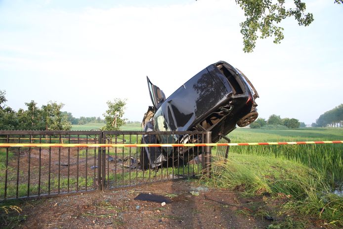 De auto in de berm in Lienden na het ongeluk. Wonder boven wonder raakte de bestuurder niet gewond.