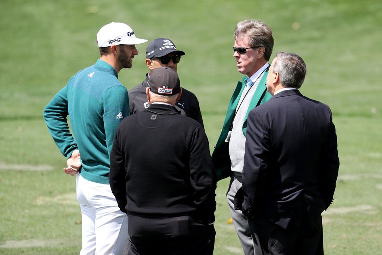 Dustin Johnson (links) hield het door een pijnlijke rug snel voor bekeken. Beeld AFP