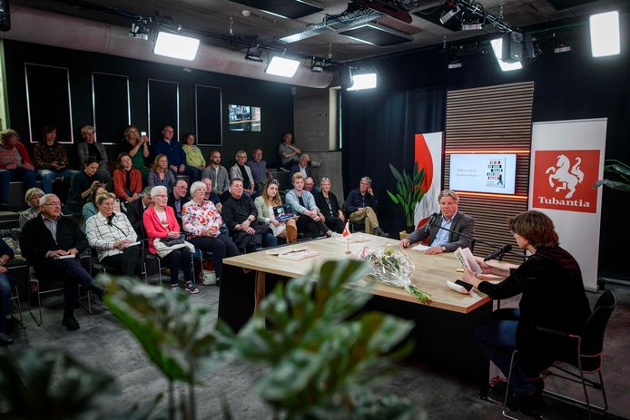 Familie, collega’s, haar uitgever en de eerste boekkopers waren te gast bij de boekpresentatie, waar collega Gerben Kuitert de schrijfster interviewde. „Ik heb het al gelezen”, zei Kuitert. „Het boek leest als een trein.”