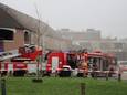 De brandweer had een vrij groot gebied afgezet om de brand te blussen.