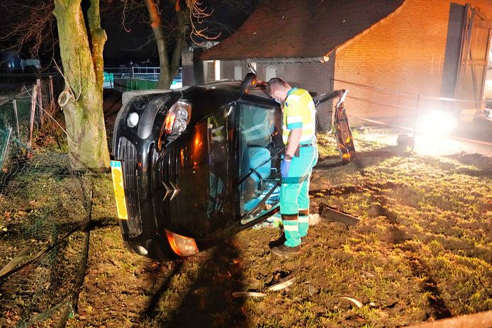 De man raakte met zijn auto van de weg en belandde op de zijkant in een tuin in Baarle-Nassau.