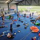Na het genieten van de parachutesprong komt de noeste arbeid: het vouwen