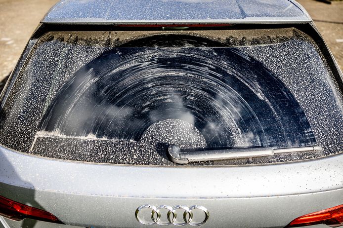 Een vieze auto door het Saharazand dat over Nederland trok gisteren.