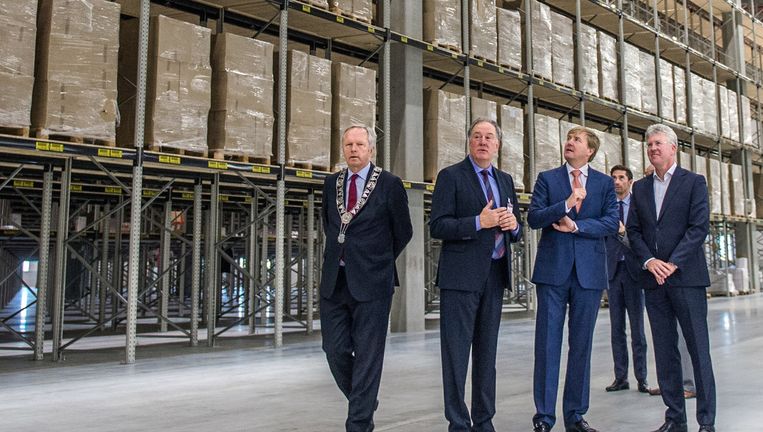 Bij de opening van het nieuwe distributiecentrum van Wehkamp in Zwolle in september 2015 kreeg koning Willem-Alexander een rondleiding door het gebouw. Helemaal rechts topman Gert van de Weerdhof. Beeld anp