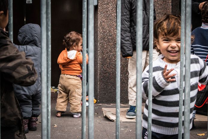 Kinderen aan de ingang van Dienst Vreemdelingenzaken in 2015.