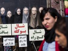 Une trentaine d'Iraniennes arrêtées après avoir enlevé leur voile