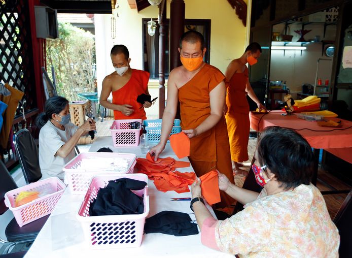 Thaise monniken maken mondmaskers van plastic