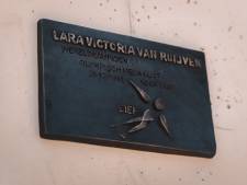 Shorttrackers eren Van Ruijven met plaquette: ‘Het woordje ‘lief’ typeerde Lara het best’