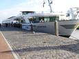 Een riviercruiseschip in de haven van Willemstad. De exploitant van de twee jachthavens in Willemstad hoopt dat het met de oog op de veiligheid nog van een speciale steiger voor deze schepen komt.