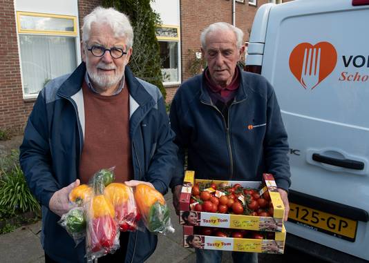 Jaap Schoof (links) en Wim de Vlieger van de voedselbank Schouwen-Duiveland met het ingezamelde voedsel.