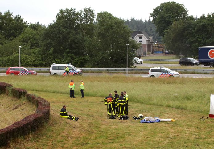 Een sportvliegtuigje is neerstort bij Breda International Airport, waarbij een inzittende om het leven is gekomen. Het toestel kwam in de buurt van het kleine vliegveld in Bosschenhoofd terecht in een weiland aan de A58 en vloog in brand.