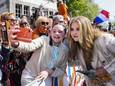 Prinses Amalia zocht verleden jaar tijdens Koningsdag in Maastricht gewoon contact met het publiek.