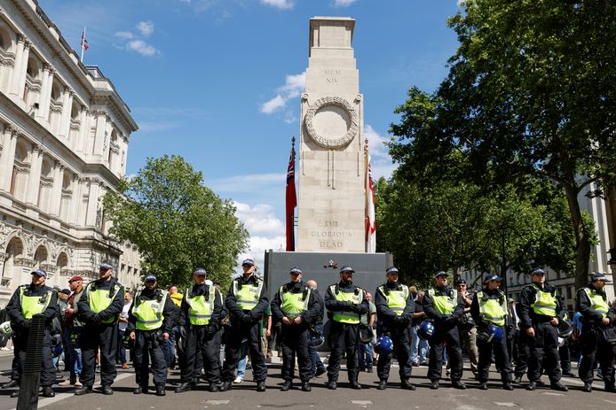 De politie staat massaal paraat aan de Cenotaaf in hartje Londen, het monument voor de gevallenen van de Eerste Wereldoorlog.