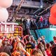En daar was dan tóch de huldiging van de Ajax Vrouwen, met dreunmuziek en bier: ‘Hier heerst een echt Ajaxgevoel’