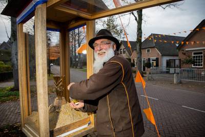 Hernenaar Sjef Sengers maakt kunstwerk dat de spot drijft met het WK voetbal in Qatar