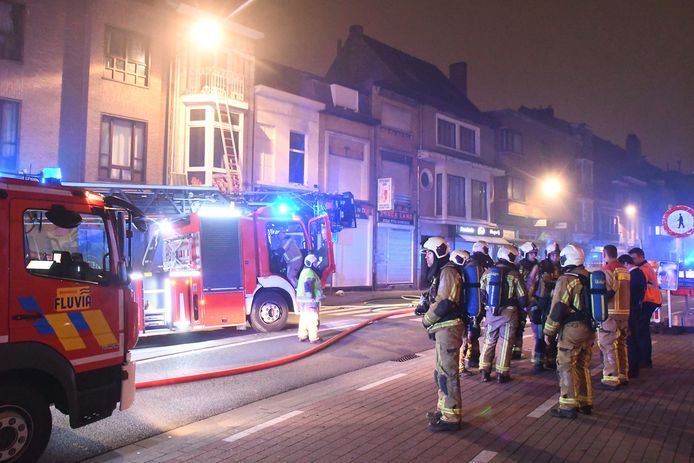 Paniek in de Zwevegemsestraat in Kortrijk: een man kan geen kant uit terwijl schuin onder hem een uitslaande brand woedt. Passanten plaatsten een ladder maar die bleek niet hoog genoeg. Uiteindelijk kon de man gered worden met een langere ladder, van de brandweer.