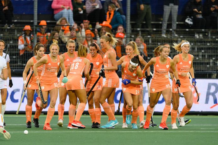 De Nederlandse hockeysters vieren een feestje.