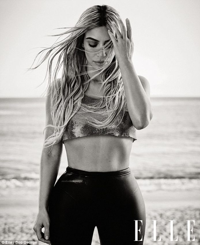 Kim Kardashian poseert voor strandfotoshoot.