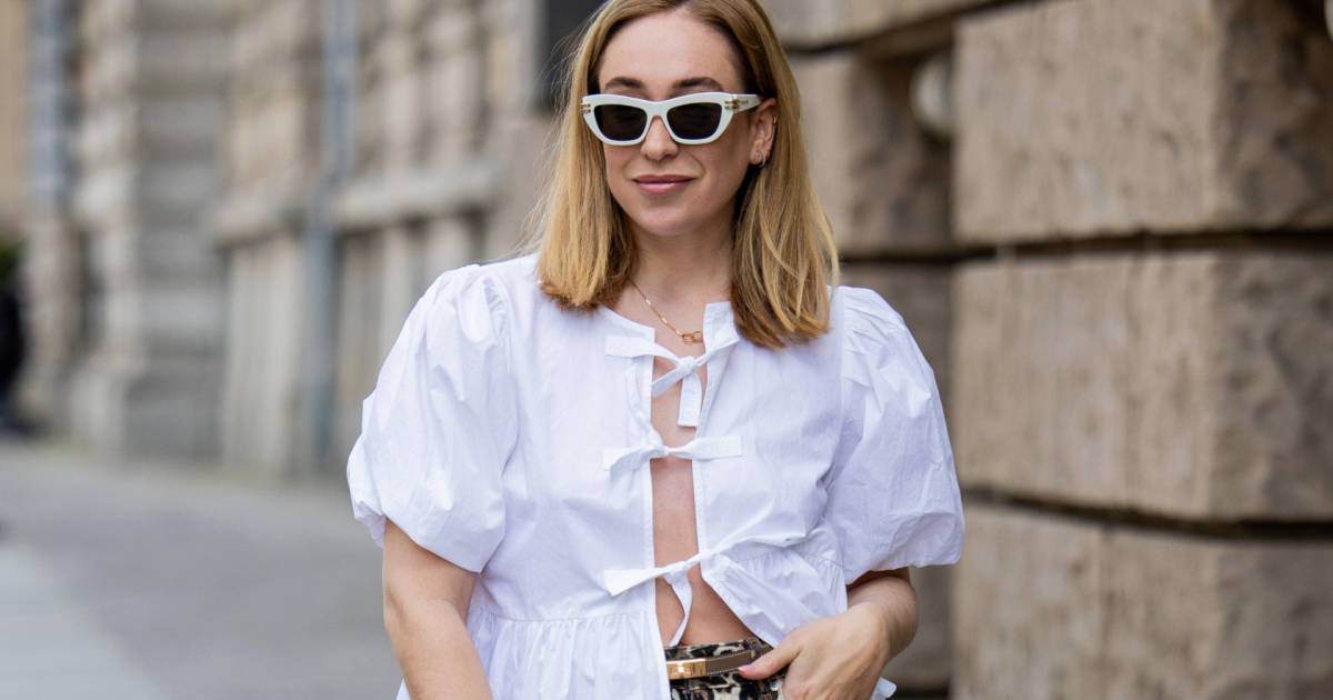 Vrouwen willen zich weer hypervrouwelijk en cool voelen luidt deze blouse het einde van mannelijke mode in Mode Beauty hln.be