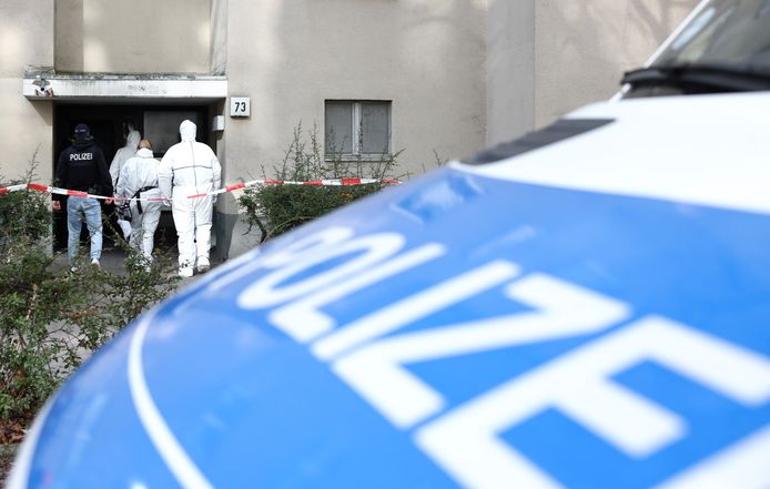 De politie doet onderzoek bij het appartement van Daniela Klette in Berlijn. (28/02/24)