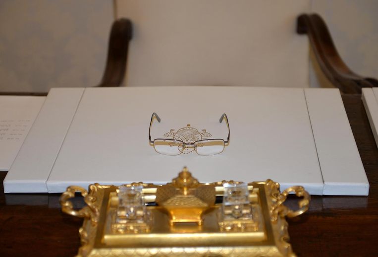 Het bureau van Paus Fransiscus, met daarop zijn bril. Beeld ap
