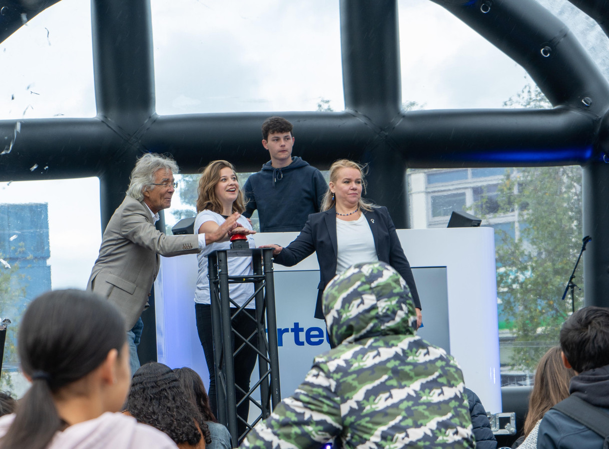 De opening van Porteum, met links bestuurder Barry Lommen en rechts wethouder Madelon van Noort.