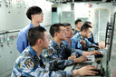 Militairen in het Chinese vliegdekschip.