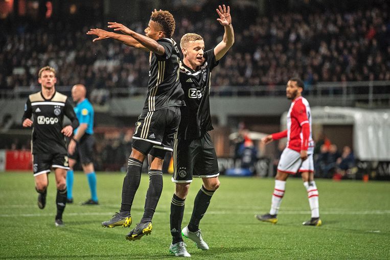 Ajax Wandelt Met Ruime Zege Op Emmen Naar Koppositie De Volkskrant