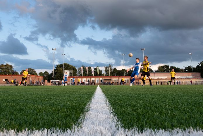 Vasthouden aan het omstreden rubbergranulaat, overgaan op plastic korrels of kiezen voor kurk? Gemeenten en clubs worstelen, maar lijken een richting te hebben gekozen.