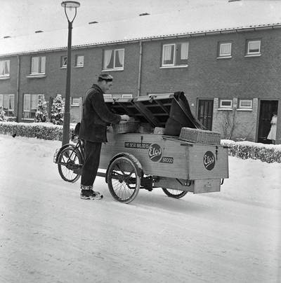 Weer of geen weer, Etos ging op pad met vers brood. Wie bezorgde er hier in 1955 in Eindhoven?