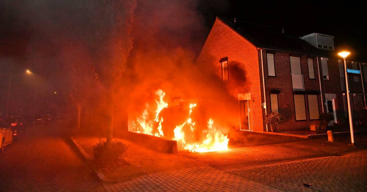 Bestelbus brandt helemaal uit op oprit bij woning in Dommelen, vuur slaat over naar poort en aanbouw