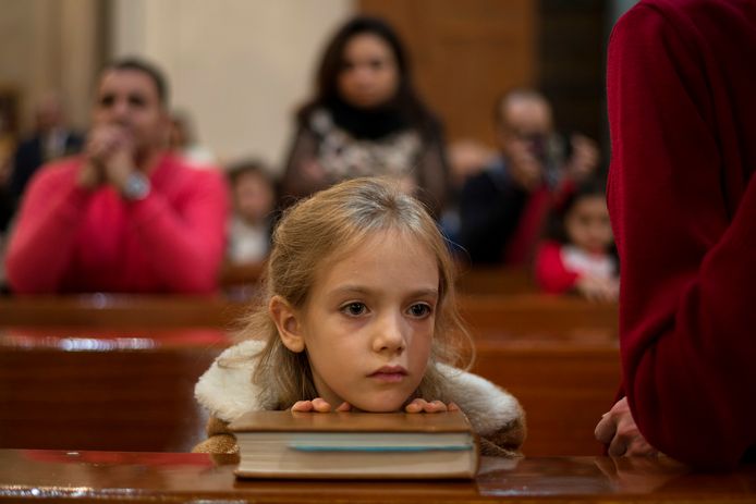 In Cairo luistert een meisje aandachtig naar de mis in de Sint Jozef kerk.