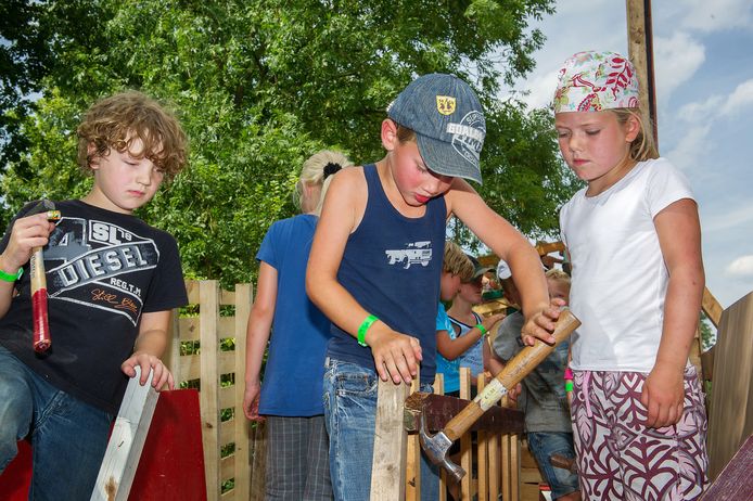 Opperste concentratie tijdens het hutten bouwen in Bergharen (2013).