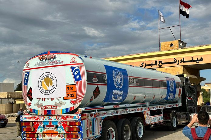 Un camion transportant du carburant rentre dans la bande de Gaza.