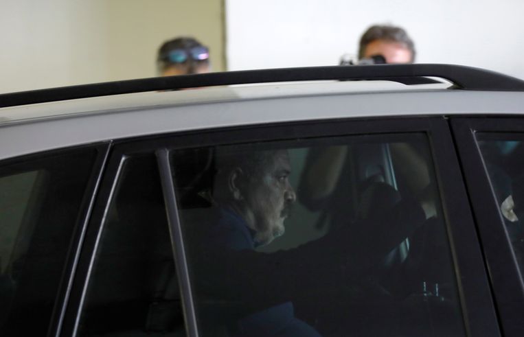 Christos Pappas wordt vervoerd naar het kantoor van de openbaar aanklager in Athene. Beeld REUTERS