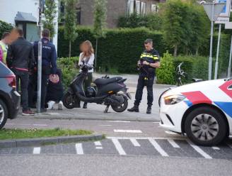 Scooterrijder rijdt van schrik tegen auto aan in Kaatsheuvel: gewond naar ziekenhuis