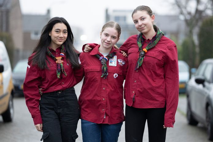 De drie vriendinnen Zahra Senda, Caitlin Geurtsen en Mara Ewalds (vlnr) gaan deze zomer als scout naar de Wereldjamboree in Zuid-Korea.